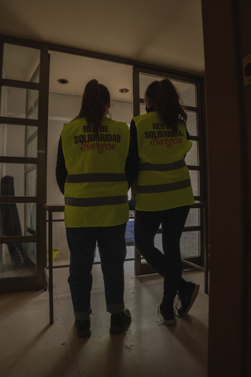 Javiifs11's tweet photo. Por aquí dejo algunas fotos que hice el otro día en el @CsrGamonal echando una mano en la iniciativa de "La Despensa Común" impulsada por @RedSolidaridad2.
Solidaridad de clase y apoyo mutuo ✊🏼 https://t.co/Azls0m7G58