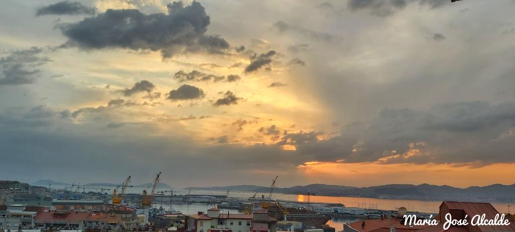 ALCALDEJOS's tweet photo. El breve momento en que el Sol se dejó ver para el primer #Solpor de #Junio ,no podía ser de otra manera 
Os deseo lo mejor para este mes que hoy comienza #BienvenidoJunio 
#BoasNoites amigos 🙋🏻‍♀️😘
#Vigo @SESEIXA @GaliciaMaxica @puestadesolvigo @DescubreCadaDia @Loretofa @loroma61 https://t.co/rQvfskHvg5