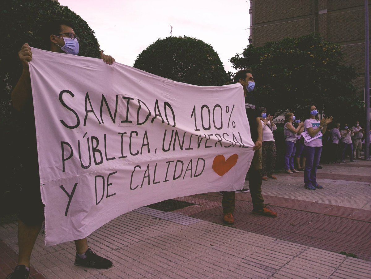 AteneoAlkorcon's tweet photo. Más de un centenar de personas defendiendo la #SanidadPublica en un centro de salud en #Alcorcon 
Igual esta crisis ha despertado la conciencia de algunas personas.
O nos juntamos y luchamos por nuestros derechos o nos los quitarán uno a uno. https://t.co/nIvOErBYO8