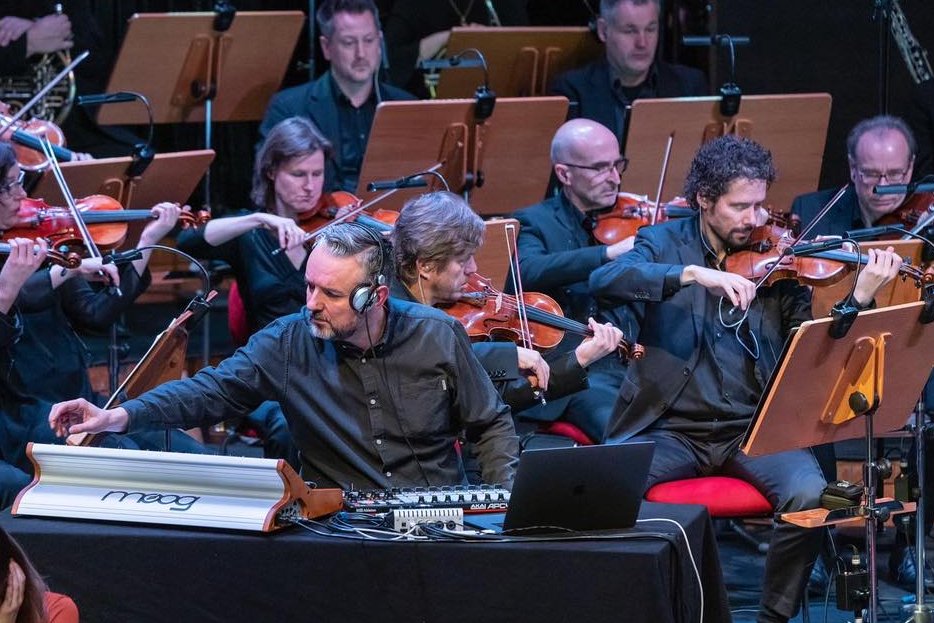 Le 1 juin à Déviations sur CKIA FM 21 h : <a href="/Turmstrasse/">KOLLEKTIV TURMSTRASSE</a>, <a href="/Raumakustik/">Raumakustik</a>, <a href="/enzosiragusa/">Enzo Siragusa</a>, <a href="/anjaschneider/">Anja Schneider</a>, <a href="/Superflumusic/">Super Flu</a>, <a href="/DariusSyrossian/">Darius Syrossian</a>, <a href="/richnxt/">richnxt</a>, <a href="/marcromboy/">marcromboy</a>

22 h : <a href="/TheChaoticGood/">The Chaotic Good</a>, <a href="/destructoamf/">Destructo</a>, <a href="/gerrygonzamusic/">GERRY GONZA</a> , <a href="/Themmachine/">The /_̄ᵛ_̄\ Machine</a>, <a href="/RenosaurioMusic/">Reno</a>, <a href="/swedishousemfia/">Swedish House Mafia</a>, <a href="/knifepartyinc/">Knife Party</a>