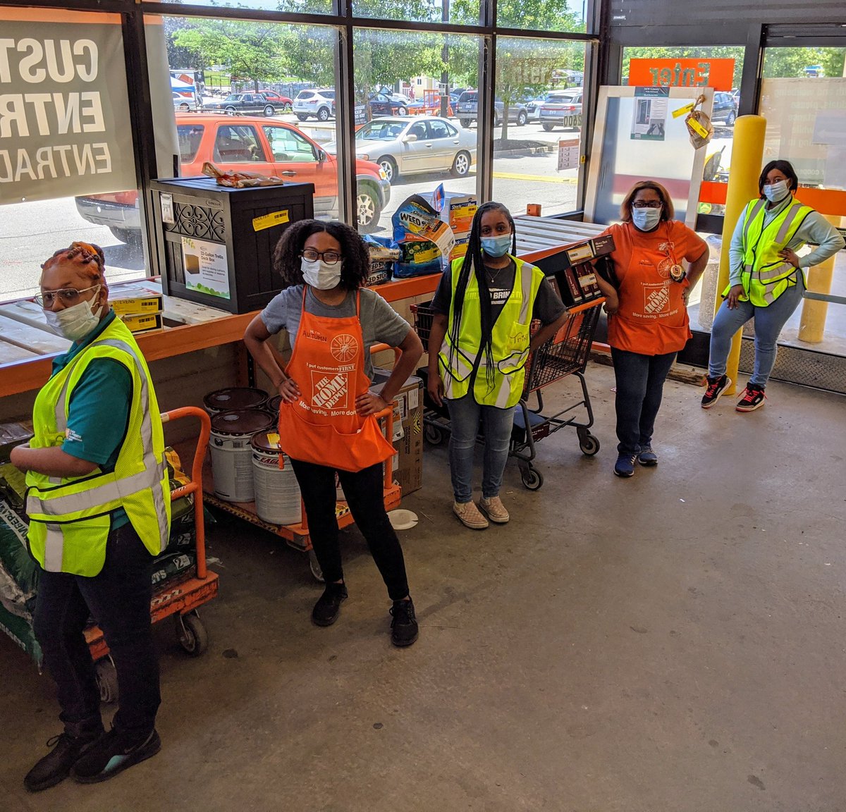 THDFox's tweet image. At #HD2301 in 502, the #proudwomen of #D31 run the most critical dept with #grace &amp;amp; #tenacity 🙌 Every morning, the #showup &amp;amp; #showoff 🧡😍🌺 #Thisiswhatgoodlookslike #WeAreInThisTogether @thd_young @jnny_hd @jerryshoemake10 @DavidRidenour19 @4Bengals @mshinnTHD @CreditguyA