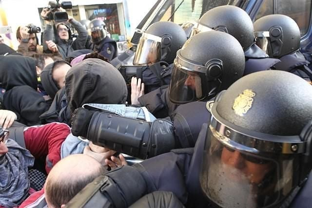 outsidersesp's tweet photo. No hay policías buenos ni malos, sino policías que obedecen órdenes para mantener un sistema y un status quo que machaca a la clase obrera. No es una profesión respetable. No hay excepciones, todos sirven a los mismos intereses. El único policía bueno es el que deja de serlo. https://t.co/I0lHAcHmBn