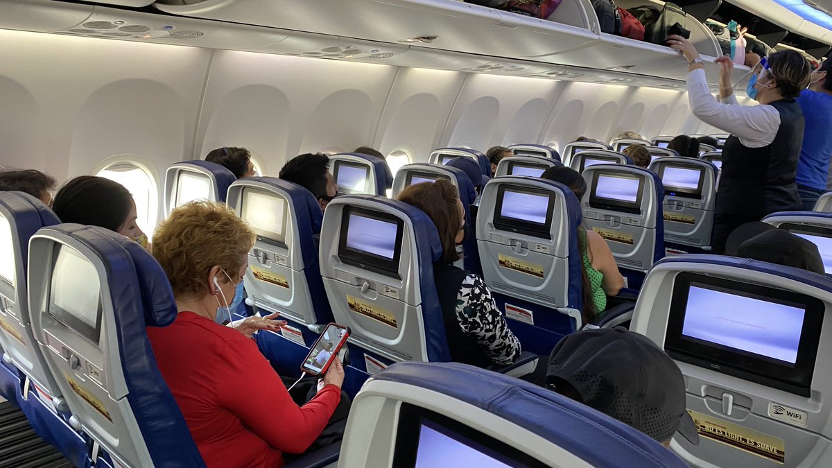 HMediinaa's tweet photo. Según @AM_Escucha  @Aeromexico  ibamos a ir con separación de asientos ,  va el vuelo llenísimo sin  distancia alguna  . Chicago - Cdmx https://t.co/Tvp1X9yDPE