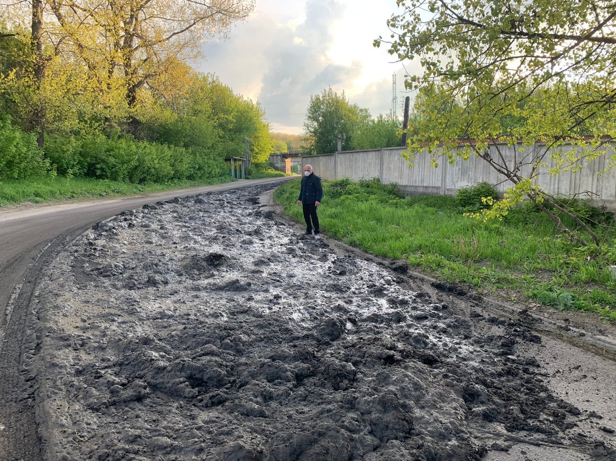 ИЗ МАШИНЫ, ПЕРЕВОЗЯШЕЙ НЕИЗВЕСТНЫЕ ОТХОДЫ, ПРЯМО НА ДОРОГУ ВЫЛИЛОСЬ ВСЕ СОДЕРЖИМОЕ. vk.com/ecozaschita?w=…