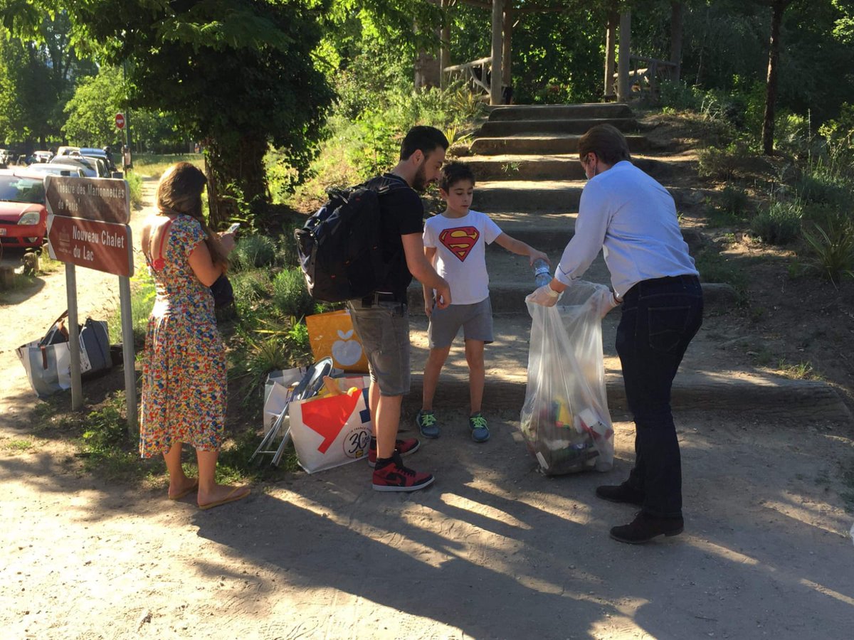 CulangTiffany's tweet photo. Quelle journée avec le collectif citoyen #MonBoisJyTiens pour ramasser les déchets qui jonchent le #boisdevincennes. Mme @Anne_Hidalgo remettez nous les poubelles cc @JulienWeil @L_Lafon @VMontandon @datirachida
#charlottelibertalbanel #monboisjelaimejelenettoie #pourunboispropre https://t.co/LdYngL1N9b
