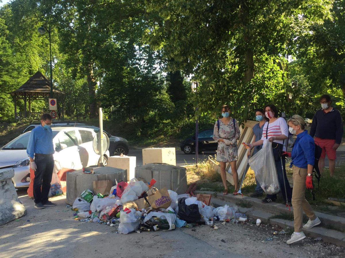 CulangTiffany's tweet photo. Quelle journée avec le collectif citoyen #MonBoisJyTiens pour ramasser les déchets qui jonchent le #boisdevincennes. Mme @Anne_Hidalgo remettez nous les poubelles cc @JulienWeil @L_Lafon @VMontandon @datirachida
#charlottelibertalbanel #monboisjelaimejelenettoie #pourunboispropre https://t.co/LdYngL1N9b