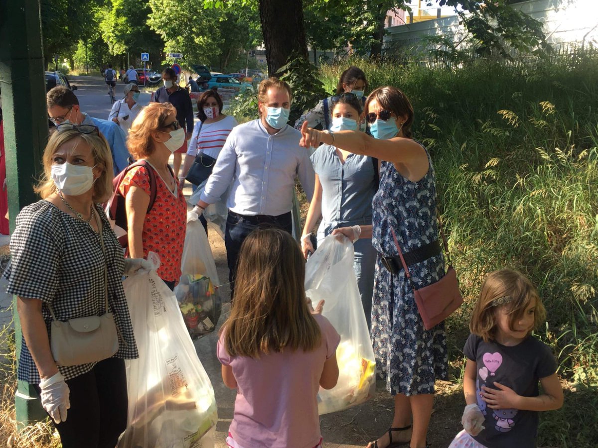 Quelle journée avec le collectif citoyen #MonBoisJyTiens pour ramasser les déchets qui jonchent le #boisdevincennes. Mme <a href="/Anne_Hidalgo/">Anne Hidalgo</a> remettez nous les poubelles cc <a href="/JulienWeil/">Julien Weil</a> <a href="/L_Lafon/">Laurent Lafon</a> <a href="/VMontandon/">Valérie Montandon</a> <a href="/datirachida/">Rachida Dati ن</a>
#charlottelibertalbanel #monboisjelaimejelenettoie #pourunboispropre