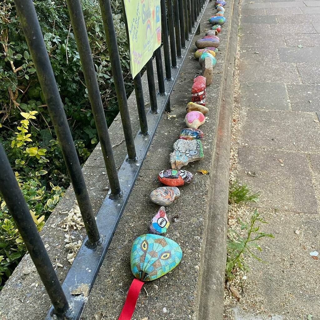 Timothy_Hughes's tweet photo. Community Snake #hamptonwicksnake #hamptonwick @hamptonwickrocks @hampton.wick.rocks #teddington #london #londonist #londoner #communitysnake #covid19 #covid_19 https://t.co/a4plPrGeU1 https://t.co/HtSbqbcJhO