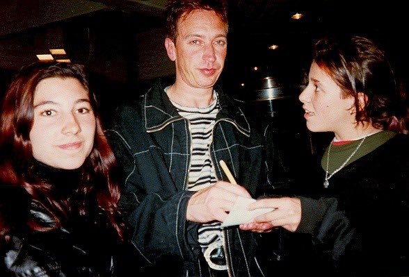  @criesinromanian When this photo was taken fans stated that he was “very drunk”, spoke nonsense and shared chocolate with every fan