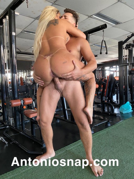4 pic. ديثت الديوث في النادي وزغبت زوجته بعدين أخذ مني الجوال وصار يصورني وانا انيك زوجتو وهو يجلخ من