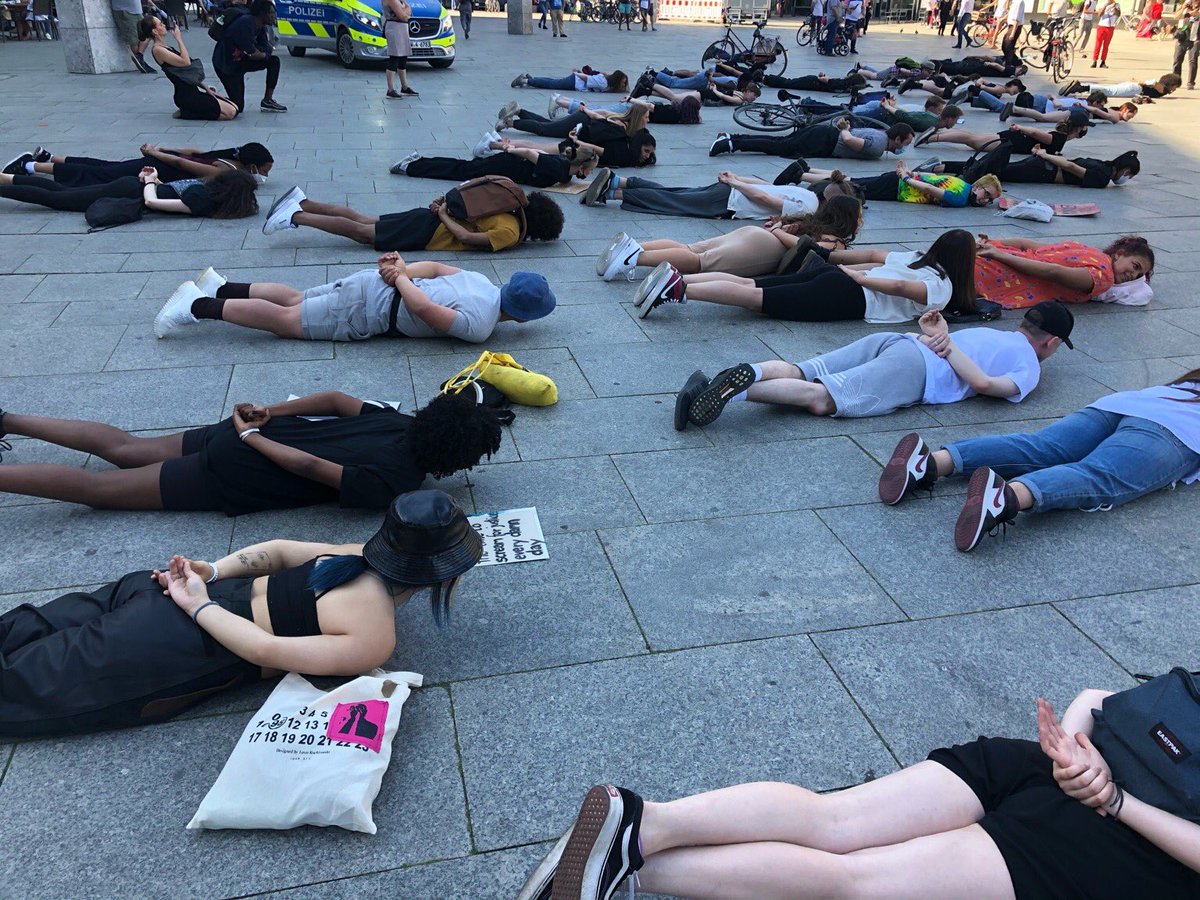LoveGuerillos's tweet photo. @fotoinfo2 @rabAZkoeln @kgegenrechts @antifajugendcgn @RABA_CGN @unsersquat @wavewarrior2 #k0106 #BlackLivesMatter #Polizeigewalt @fotoinfo2 #ICantBreatheprotest https://t.co/qThPmQUdQ1
