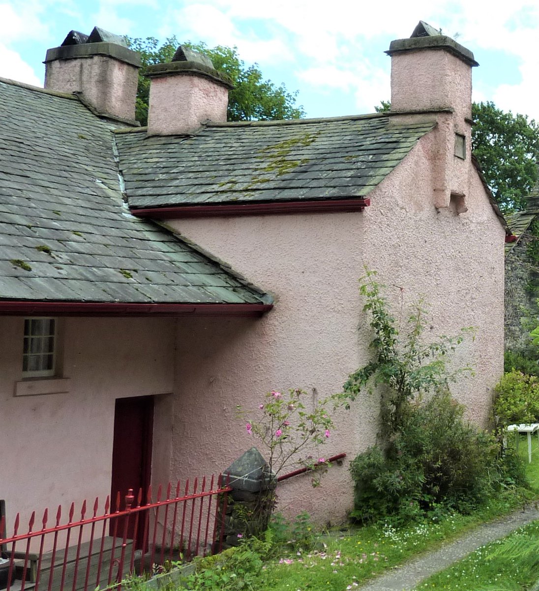 A house notable for the corbelled stacks on the wings dated 1627 and 1811. Inclined slates on the chimney tops are known locally as 'chimney devils'. Roof of main block extends down between the wings to form a pentice over a door. Troutbeck, Cumbria. #VirtualVernacular <a href="/CVBG2013/">CVBG</a>