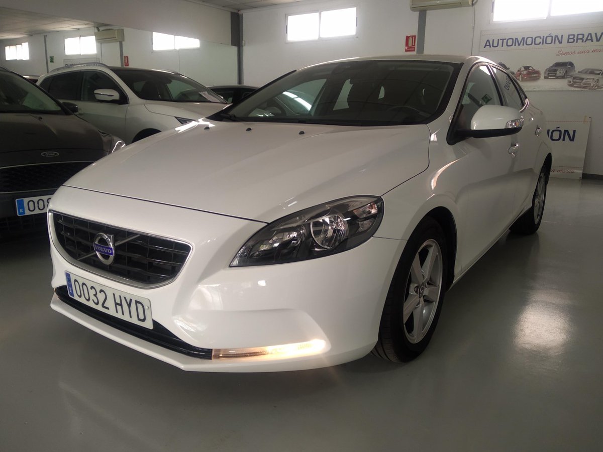 AutomocionBravo's tweet photo. VOLVO V40 2014 108.000KM , ESTA SEMANA EN PROMOCION 11.800€ CON TODOS LOS EXTRAS, para mas informacion llamar al 628855922 https://t.co/MQlxVciHix