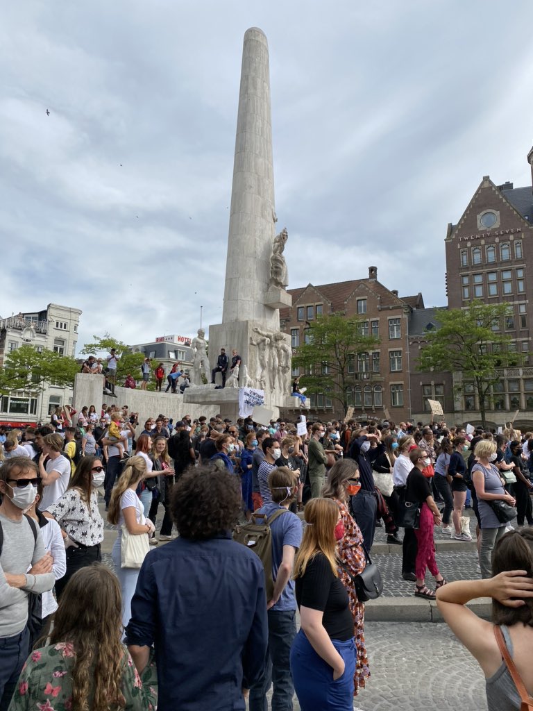 _MikeMuller's tweet photo. Er wordt ook op het Nationaal Monument op de Dam geklommen. Er is een spandoek aan bevestigd. Bij eerdere demonstraties werden dit soort acties verboden door Halsema vanwege gevoeligheid bij nabestaanden. Nu is er geen agent of boa te zien. #BlackLivesMatternl #BlackLivesMatter https://t.co/CkxmHIl07A