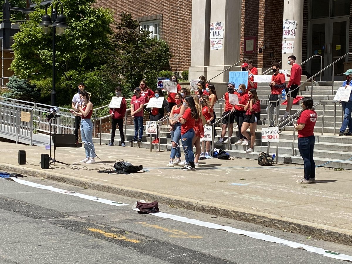 BeuBrookline's tweet photo. Brookline High School Student Rally "We want our teachers back!" #AllEducatorsAreEssential
#BlackLivesMatter https://t.co/rDVmEFyQSO