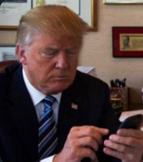 Mmlona2's tweet photo. Trump Twitteando que todo es mentira // Atacan la casa blanca
#Trump https://t.co/w1222O18wJ