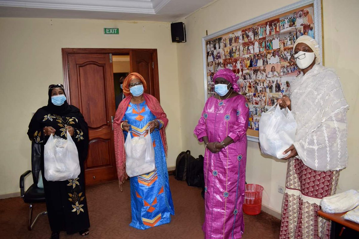 Le Ministère de la promotion de la femme, de l'enfant et de la famille sous la conduite de la ministre Dr DIAKITE s'active dans la réalisation du programme présidentiel #1malien1masque avec les femmes leaders chargées de distribuer les masques tout en veillant à leur port strict.