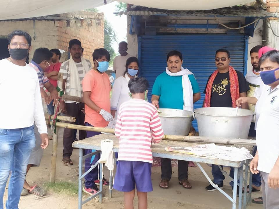 आज राँची महानगर कांग्रेस द्वारा ऑटो चालकों के बीच राशन वितरण किया गया, जिसमें सूबे के वित्तमंत्री सह प्रदेश अध्यक्ष डॉ <a href="/DrRameshwarOra2/">Dr Rameshwar Oraon</a> जी शामिल हुए।
साथ में कार्यकारी अध्यक्ष श्री केशव महतो कमलेश, जिला अध्यक्ष श्री संजय पांडे, श्री ज्योति सिंह मथारू, श्री दीपक ओझा उपस्थित रहे।
