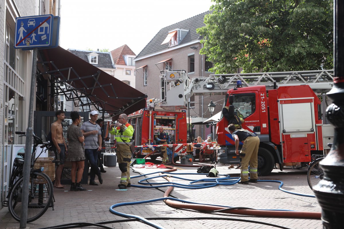 (FOTOSERIE) Brand op dak van woning in #Centrum van Den Bosch #Brandweer #DenBosch #MiddelBrand #Woningbrand.