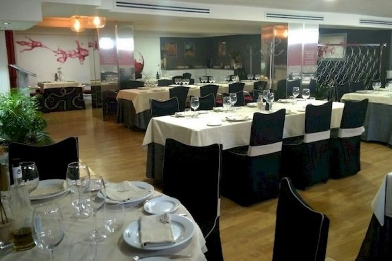 Ya estamos en la fase 2️⃣ y podemos disfrutar de un 🍷 <a href="/vinaalbali/">Viña Albali</a> , en cualquiera de sus variedades, en nuestro colaborador <a href="/EuropaRestauran/">Europa.Restaurante</a> de Valdepeñas. 
Disfrutar de los vinos de <a href="/felixsolisgrupo/">Félix Solís Avantis</a> , un placer cotidiano.  
#viñaalbalivaldepeñas