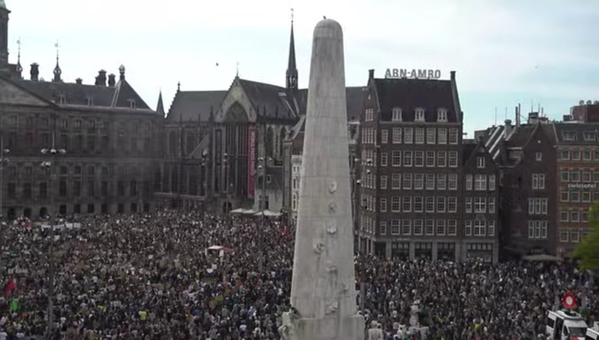 geertwilderspvv's tweet image. Ben je horecaondernemer dan moet je met een meetlat 1.5 meter afstand tussen de tafeltjes op de terrassen realiseren op straffe van €4000 boete maar ben een je linkse demonstrant dan geldt de anderhalve meter ineens niet meer. #Halsema zet links boven de wet en dat is corrupt.