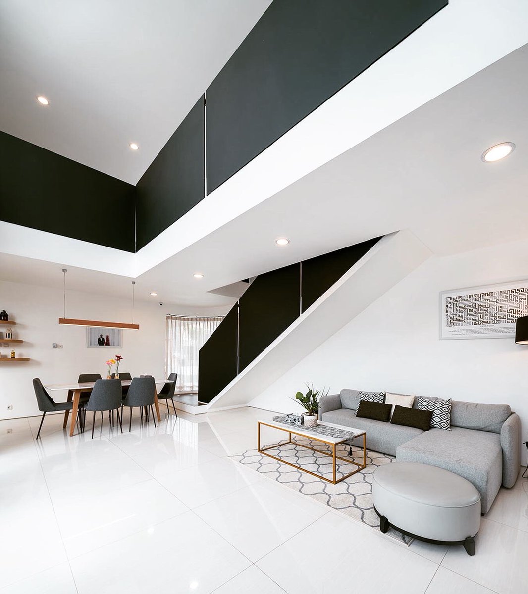 Rumah Hitam Putihnya <a href="/S_ArsitektropiS/">Studio ArsitektropiS</a> di Karawang