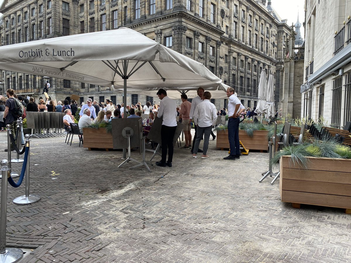 De eerste horeca rondom de Dam sluit vervroegd de deuren. “Er werd hiernaast net al geknokt”, zegt ober. Hij begrijpt niet dat de gemeente Amsterdam deze massabijeenkomst toelaat. “Wij moeten de hele dag 1,5 meter handhaven en zien nu een grote groep. Hoe is dit uit te leggen?”