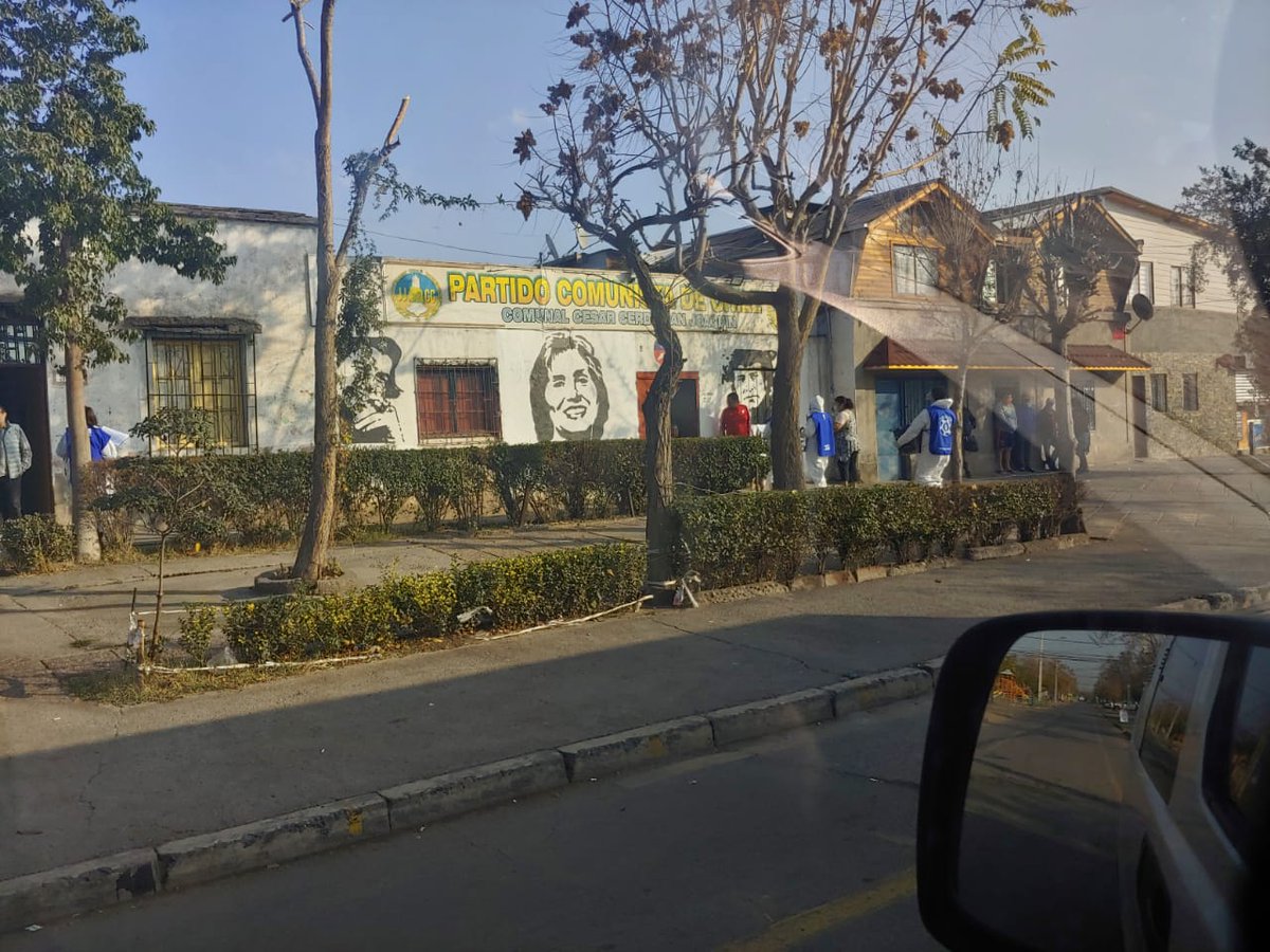 Hk38187's tweet photo. Hermoso ver como los Comunistas de San Joaquín acopian las cajas de mercadería de @sebastianpinera. Amplíen la foto y disfruten. @melnicksergio @tere_marinovic @danieljadue @Cami_FloresO @joseantoniokast @KarolCarriola @camila_vallejo @Sr_Churchill @elvillegaschile @lcruzcoke https://t.co/P2lf8UvZwE