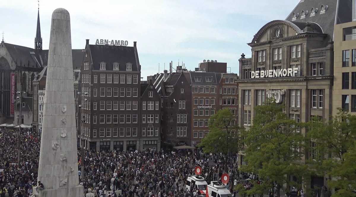 Ik zie witte busjes van <a href="/PubliekeOmroep/">NPO Start</a> <a href="/NOS/">NOS</a> op de #dam in #amsterdam ... Nu wachten op de blauwe busjes dalijk van de #ME Heb ik #potjandorrie mijn zieke vader nu maanden als #huisarts geen knuffel gegeven om hem te beschermen vanwege mijn #cruciaalberoep en gebeurt er dit