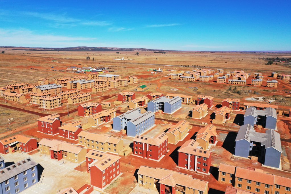 LindiweSisuluSA's tweet photo. This is the Elijah Barayi Village in Gauteng where 1, 500 units have been completed for qualifying and deserving beneficiaries. https://t.co/yHAHSgUnhr