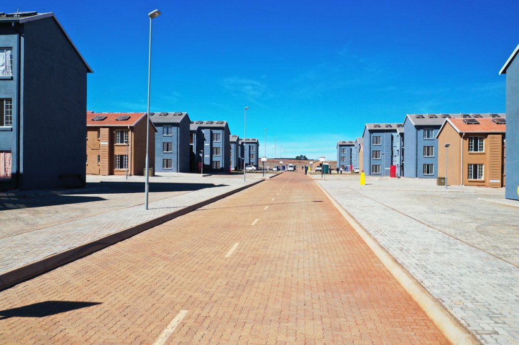 LindiweSisuluSA's tweet photo. This is the Elijah Barayi Village in Gauteng where 1, 500 units have been completed for qualifying and deserving beneficiaries. https://t.co/yHAHSgUnhr