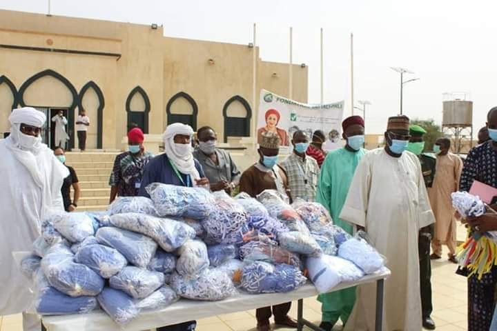NIGER| TATTALI-IYALI| COVID-19 

La première Dame du Niger Dr Lalla Malika Issoufou, présidente  de la fondation Tattali-Iyali a fait un don de 50.000 bavettes au profit des Enseignants de mardi, tahaoua et dosso.