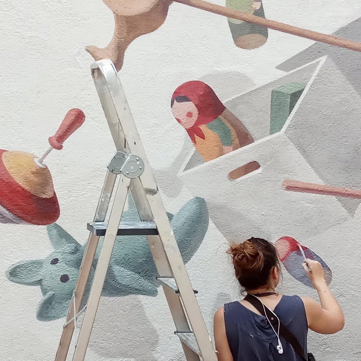 My mother has a really really nice toy shop (<a href="/elgatcorneli/">montserrat agulló</a>) and I live in top of it. In this incertain times, we must suport small and local business.💪🏼 So I’m painting a mural in the backyard of the store!
#toyshop #mural #familybusiness #supportsmallbusiness #elgatcorneli