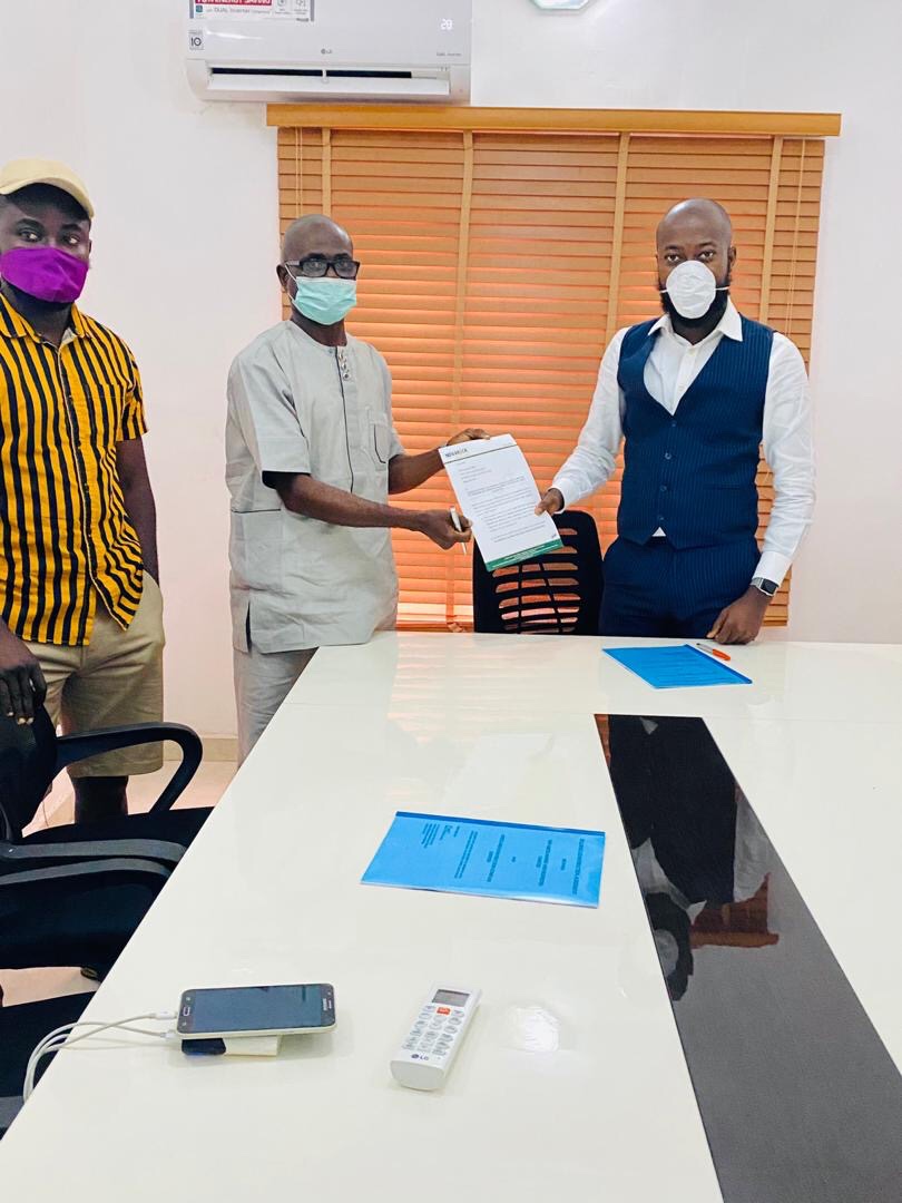 novarickhomes's tweet photo. Today, June 1, 2020, we signed off the Ruby Apartments project to our contractors🎉🎊
Location: Ologolo, Lekki
Next, we move to site, as the Novarick Construction team carefully supervises the project. 👷🏽♀️👷🏾♂️
#NovarickHomes #RubyApartments #Lekki
@tobibakre https://t.co/ePskv8iNE4