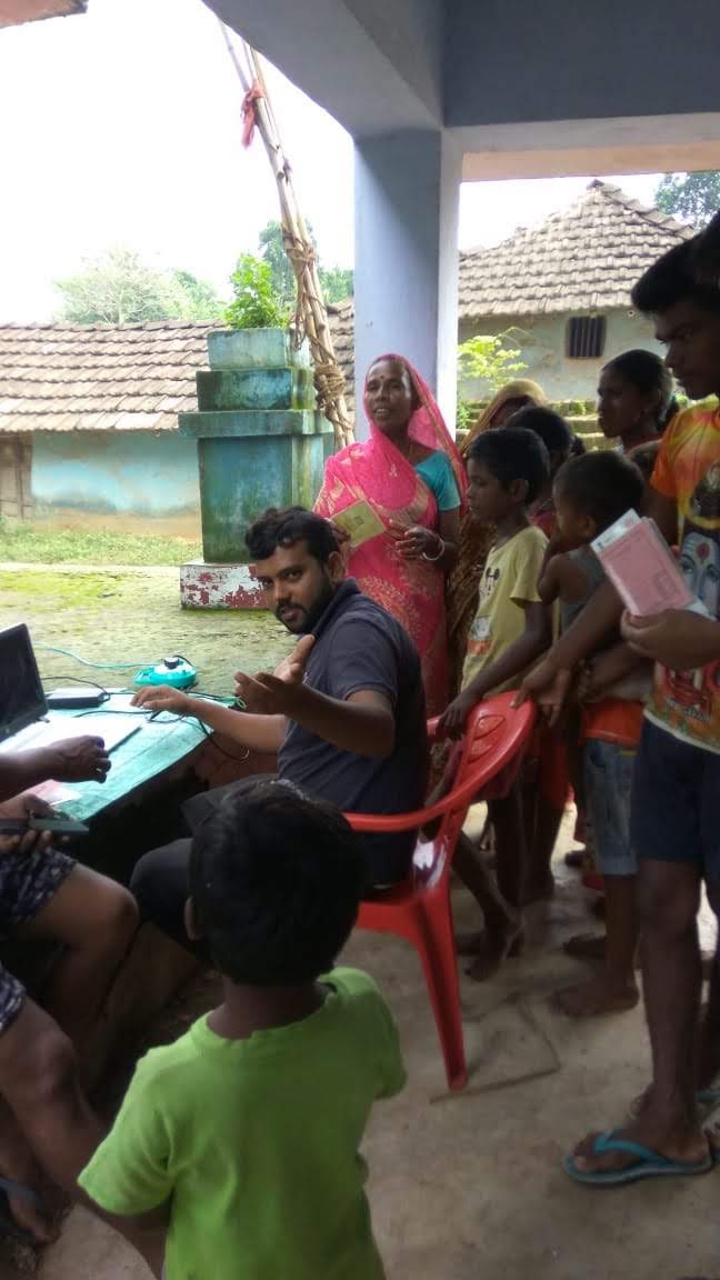 CscPakur's tweet photo. Ayushmann Card Enrollment.Its not a simple card,it's a new hope and power to rural People in getting a high class treatment.Hats off to our VLEs who work in a ver hectic and crowded scenario with patience.#CSCSocialMediaDay ,@CSCJharkhand @CSCegov_ @dintya15 https://t.co/jpAXyp4lIo