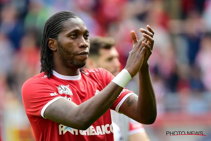 TopCongo's tweet image. Football, Dieumerci #Mbokani désigné soulier d’Ebène 2020 par African Awards. Le prix récompense le meilleur joueur africain évoluant dans le championnat belge @Jupiler. À 34 ans, #Mbokani a inscrit 18 buts en 28 matches de championnat. Il avait remporté le même pris en 2012 #RDC