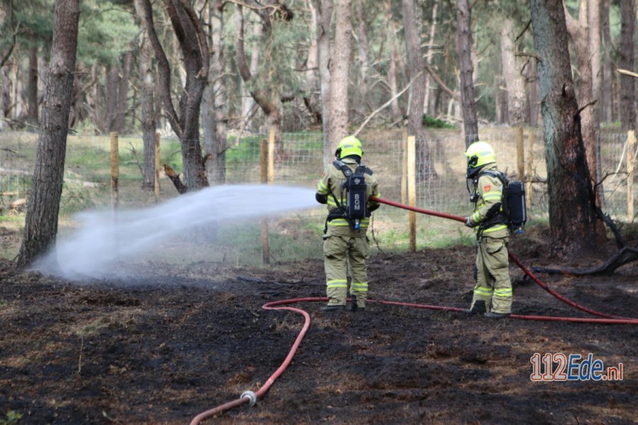 Brandweer blust beginnende natuurbrand aan de Planken Wambuisweg in #Otterlo. 112Ede.