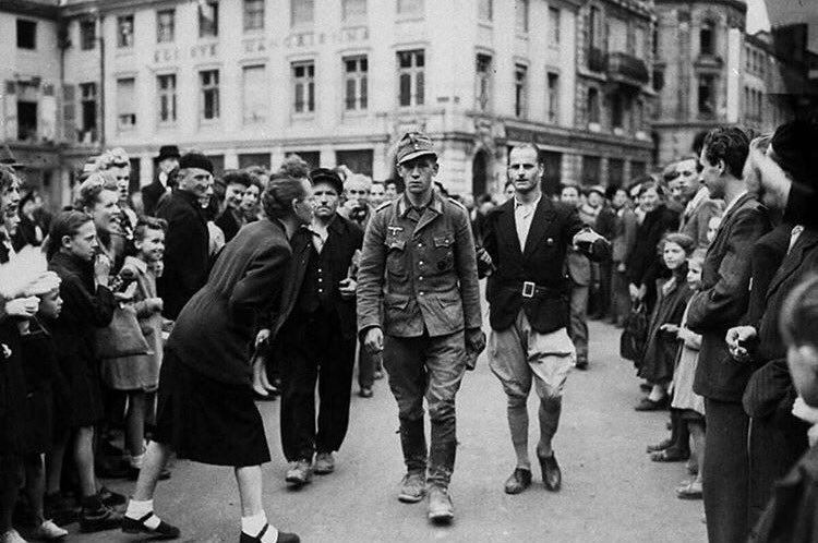 Польские военнопленные 1939. Львовские еврейские погромы 1941 года. Лежачие коллаборационистки франция. Унижение немцев. Унижение немцев.