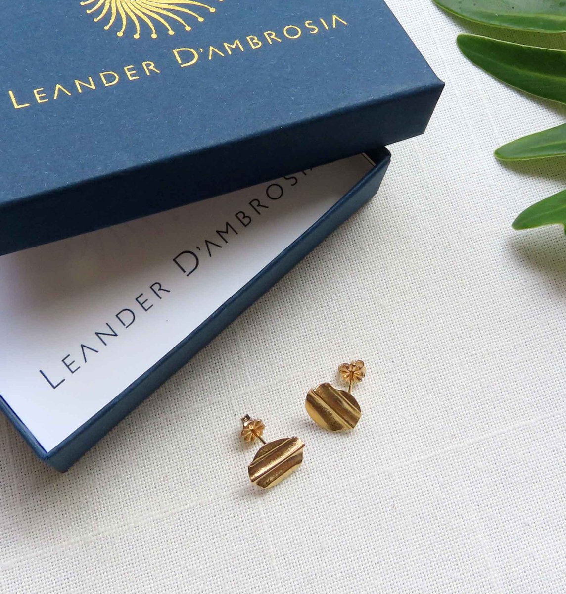 Because simple style doesn't have to be boring. The Coin studs in luscious 18kt gold plated ✨
#rusticjewelry #rusticjewellery #rusticearrings #minimalistearrings #minimaliststuds #minimalistjewelry #minimalistjewellery #goldfashion #goldstyled #officestyle #styledfortheoffice