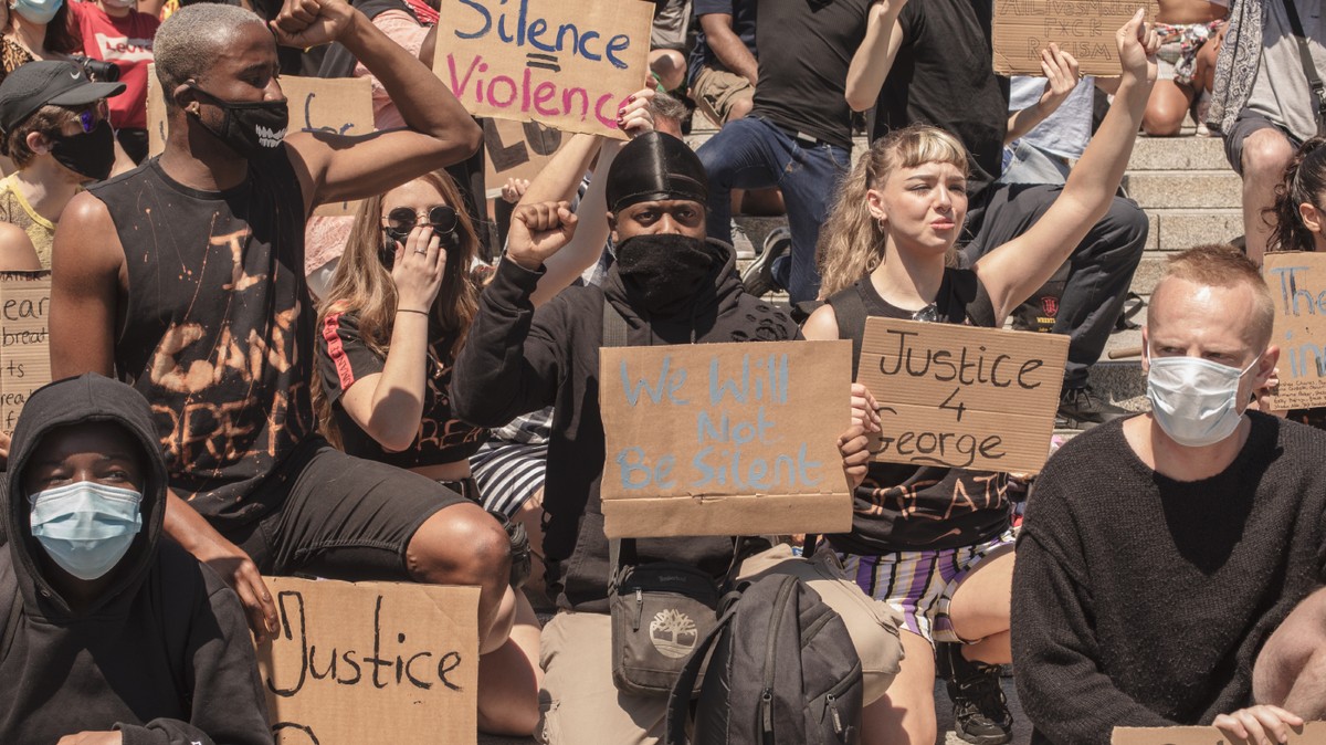 VICEUK's tweet image. A Practical List of Ways to Support the George Floyd Protests in the UK dlvr.it/RXmsyS