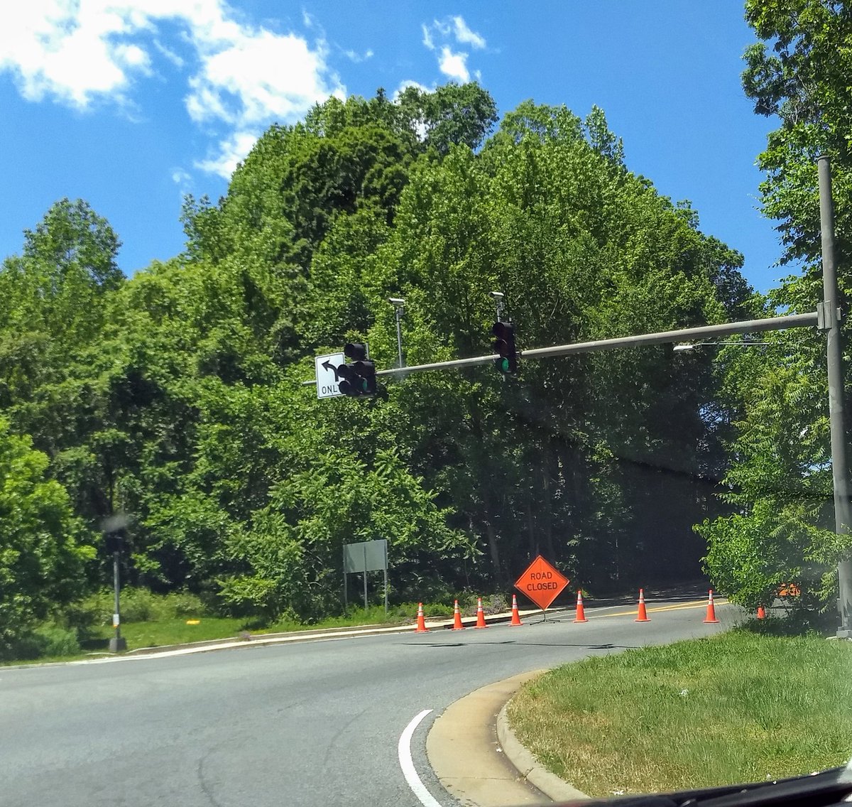 ccmaroney's tweet photo. @PGPDNews I just drove by (coming off Suitland Pkwy) and it looks like Suitland Road is still closed https://t.co/kt7TM1d0x6