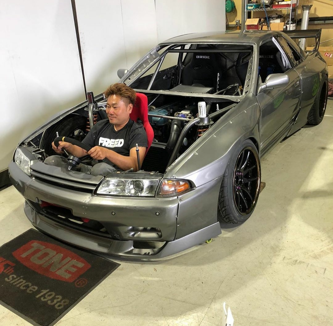 La gente que usa la cámara del capó en SimRacing