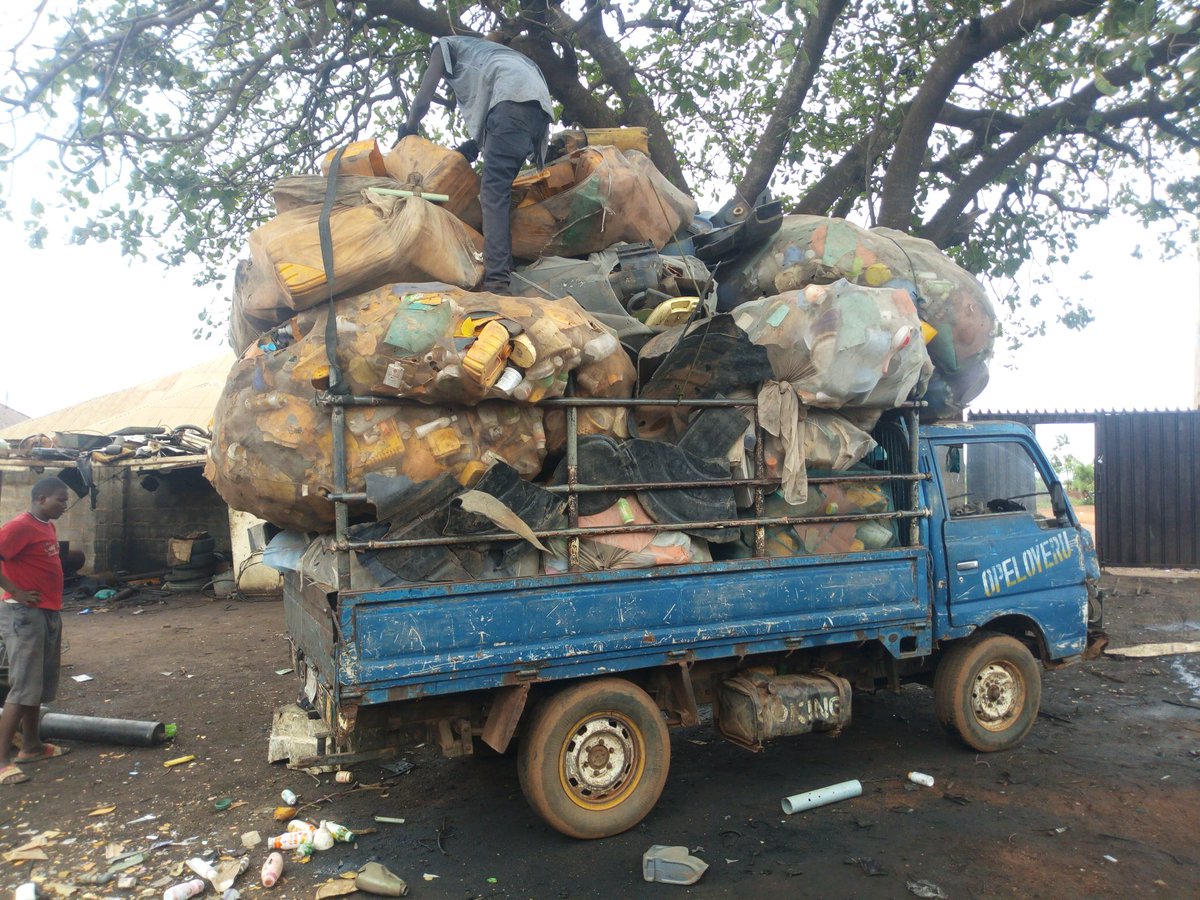 EvolversL's tweet photo. Plastic waste recycling loading from collection point to factory.

Recycling is not for the #lazy,it requires human efforts n determination .

#recycling 
#plasticrecycling
#EnvironmentConservation https://t.co/HTU9zArETK