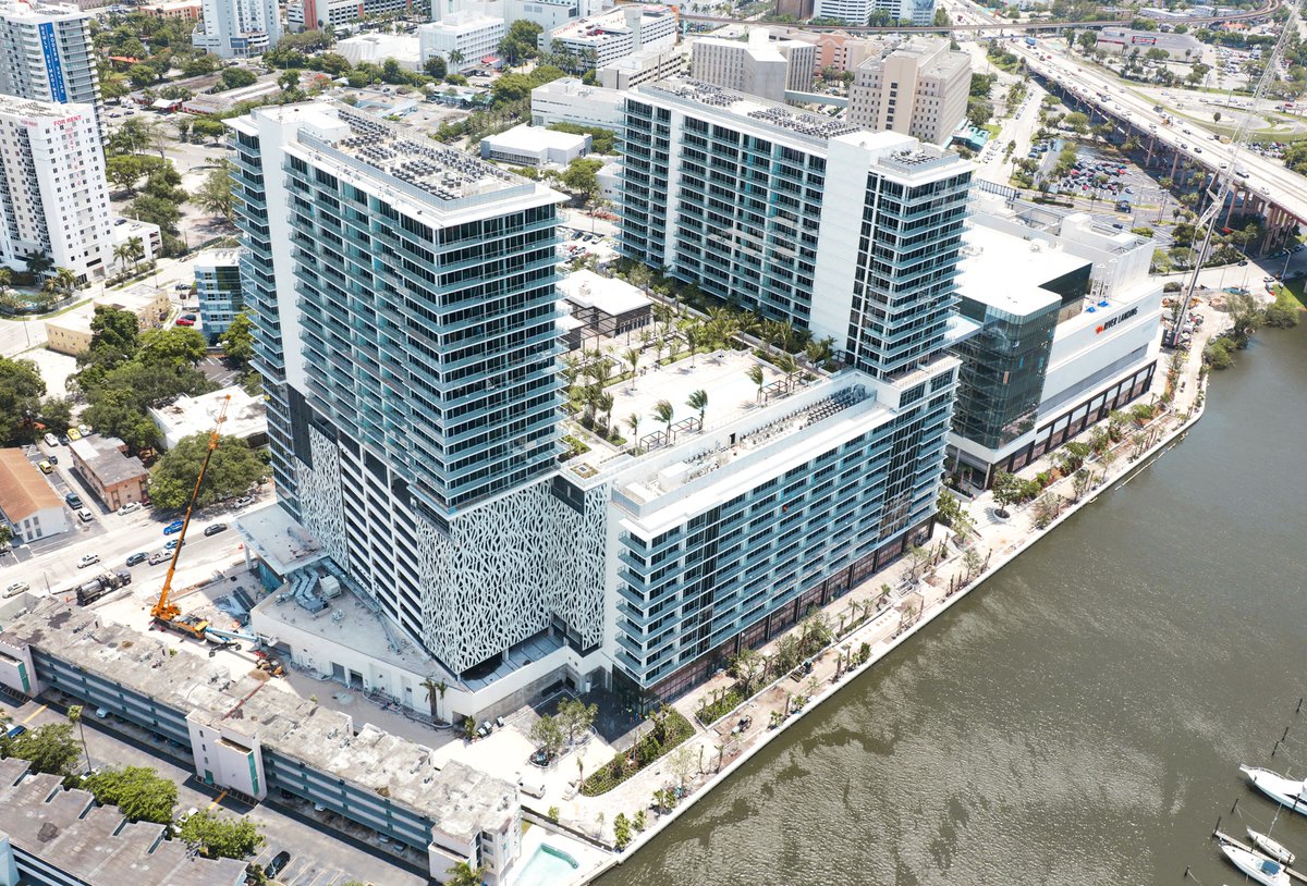 miami_river's tweet photo. New #aerials and so much #progress! Peep the last pieces of our #garagescreen being put into place on the west side of the parking garage 👏🏼 https://t.co/YUzlpDhpgH