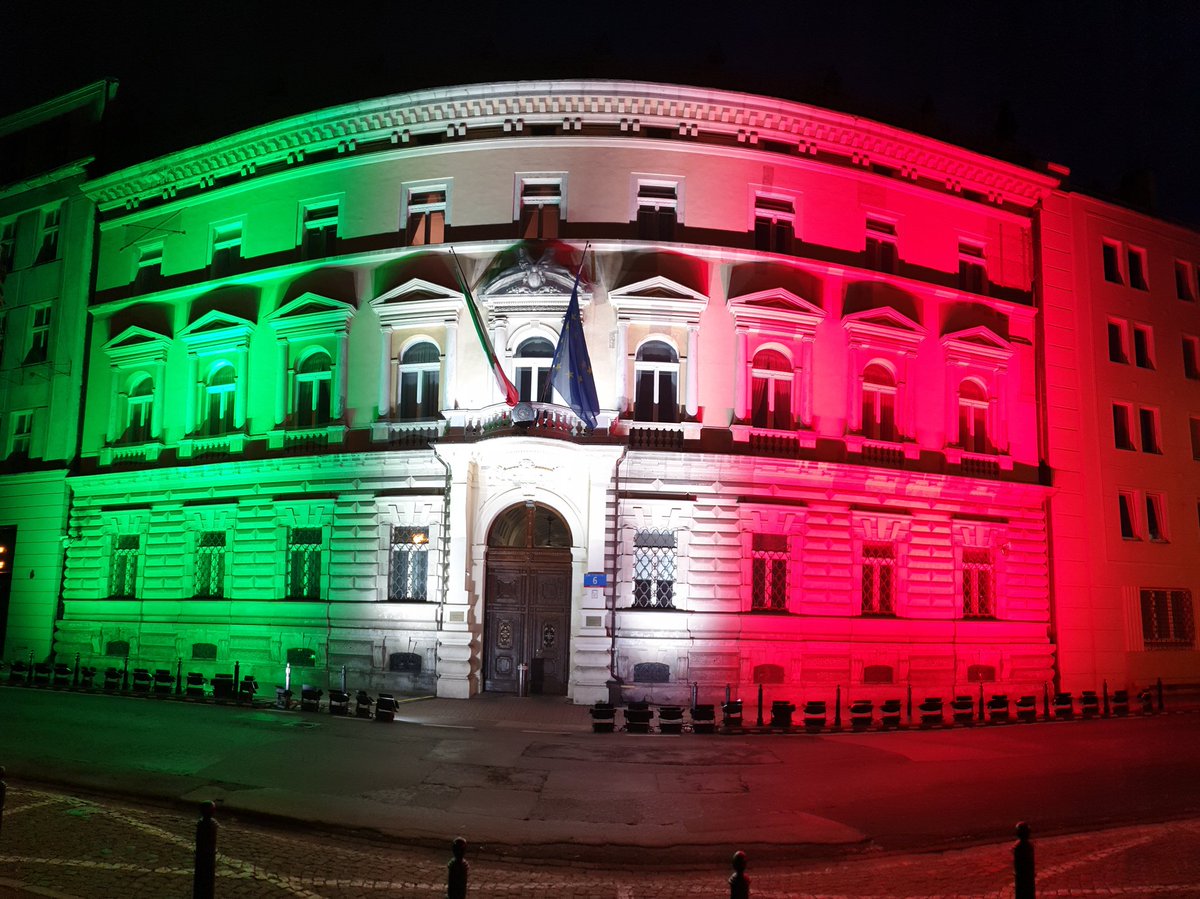ItalyinPoland's tweet photo. Dziś i jutro wieczorem włoska #Tricolore rozświetli po raz pierwszy fasadę naszej Ambasady w ramach obchodów #ŚwiętaRepublikiWłoskiej. Dzisiaj szczególnie jesteśmy ♥️ we Włoszech, łącząc się ze wszystkimi współobywatelami dotkniętymi tragedią #koronawirusa 💪🏻🇮🇹 #2czerwca https://t.co/51PcRwdOxM
