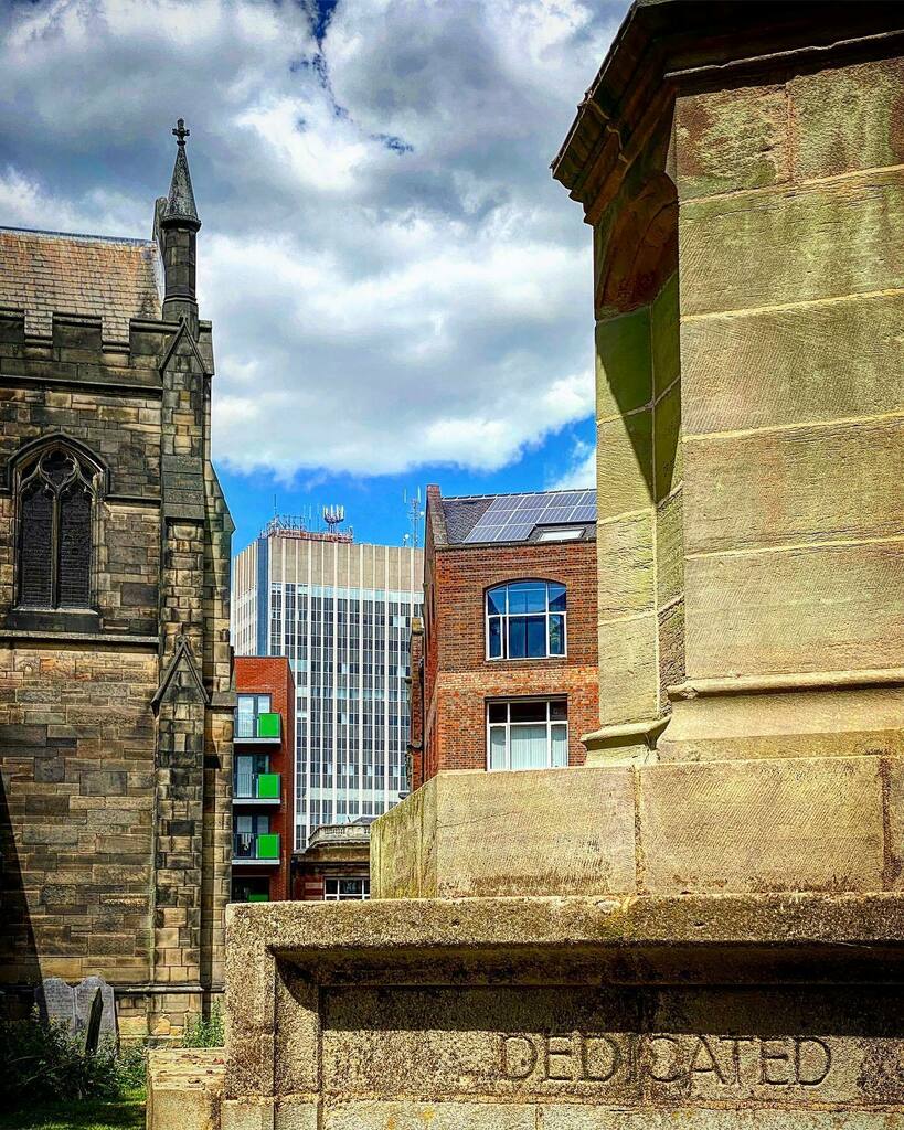 Dedicated 🏙 #leicester #england #dedicated #memorial #graveyard #cardinalexchange #tower #stone #concrete #inscription #stgeorgeschurch #citycentre #urban #culturalquarter #walking #offices #apartments #lockdown #thisisleicester #myleicester #yourlei… instagr.am/p/CA56yyrnqH4/