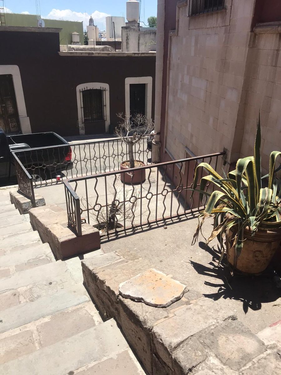 Alain_Rivera's tweet photo. Falta de luminarias y agua, jardines descuidados, fachadas y tuberías vandalízadas. Hago una atenta invitación a @TurismoDurango @spublicos_dgo @JorgeSalum a tomar cartas sobre el asunto. 

@ZujeyLuna10 @Luis_TV10 @jperezarellano @Stradapame @ivansottoh @Hectorsoto8 

#durango https://t.co/gbR54wMPZW