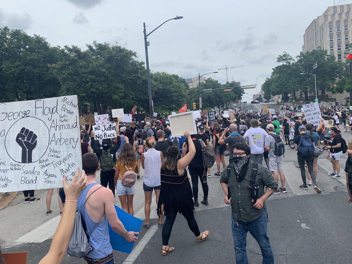 We got to the capital around 12:15, around an hour after the protest was supposedly cancelled. Hundreds of people were still gathered at the capital fences, making speeches and chanting. (2/?)