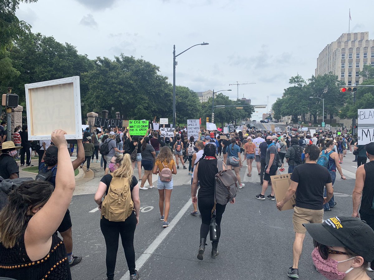 We got to the capital around 12:15, around an hour after the protest was supposedly cancelled. Hundreds of people were still gathered at the capital fences, making speeches and chanting. (2/?)