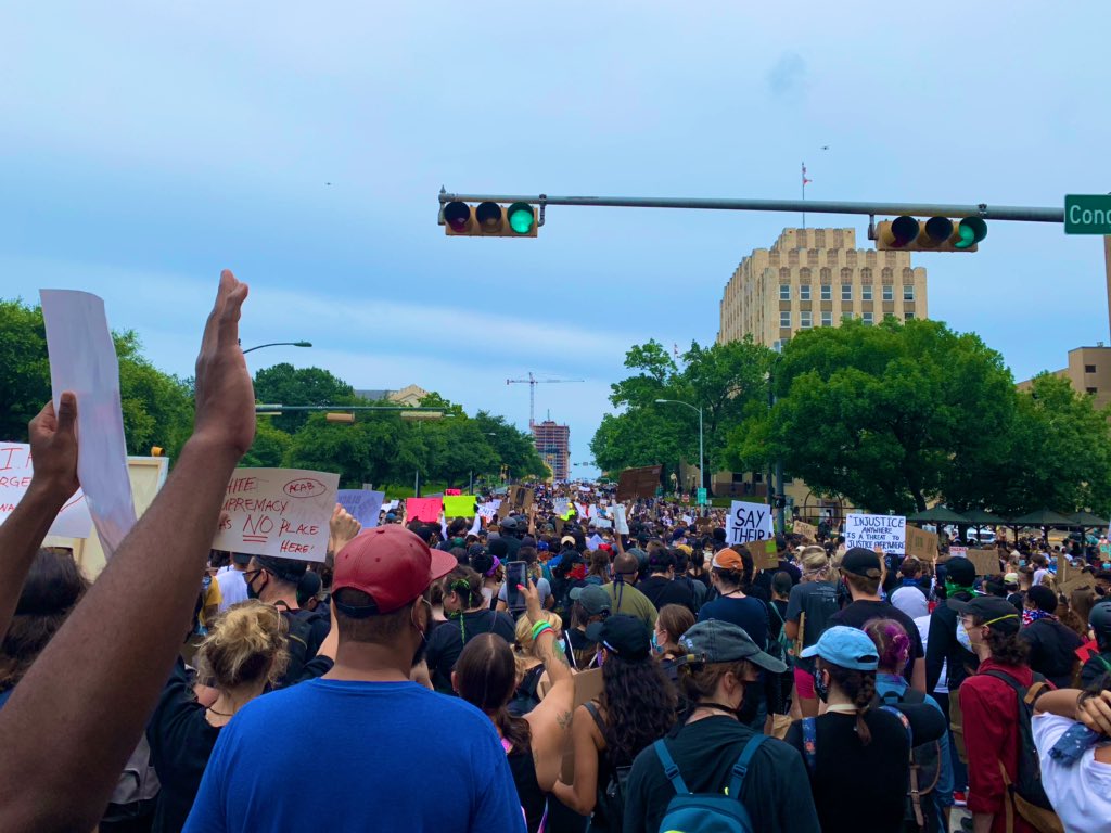 I’d like to end this by saying, that the protest started at about a couple hundred people it looked like and grew into thousands. Everywhere we marched cars honked in solidarity, and people joined from off the street. (16/?)